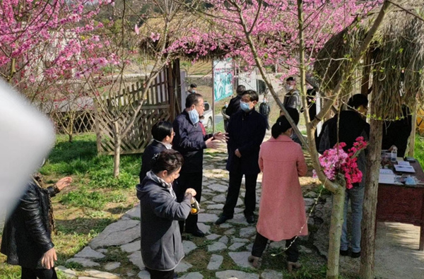 天津援鄂領(lǐng)導(dǎo)與縣領(lǐng)導(dǎo)蒞臨基地視察