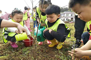 幼兒園黃桃基地植樹節(jié)活動